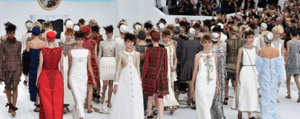 La sposa incinta di Chanel a Paris Haute Couture 2014: gli abiti passano in secondo piano